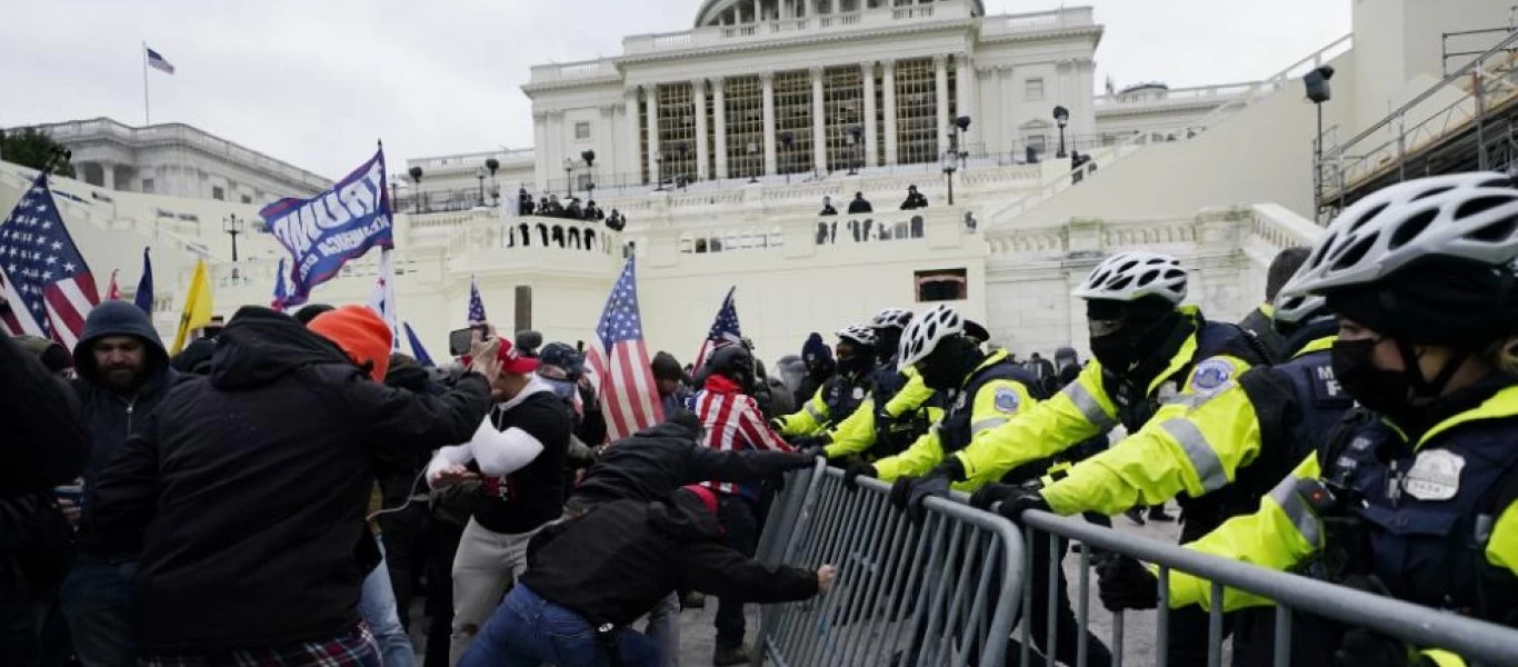 Σε διαθεσιμότητα τέθηκαν δύο αστυνομικοί του Καπιτωλίου - Έρευνες σε άλλους 15 αστυνομικούς